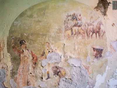 ...e minuziosi riquadri con scene campestri che un tempo abbellivano l�ambiente